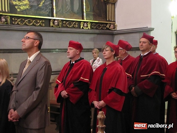 Zdjęcie w galerii na portalu naszraciborz.pl: Rektor w todze na sumie w farnym. Pierwsza taka Msza św. w historii PWSZ wiadomości z regionu