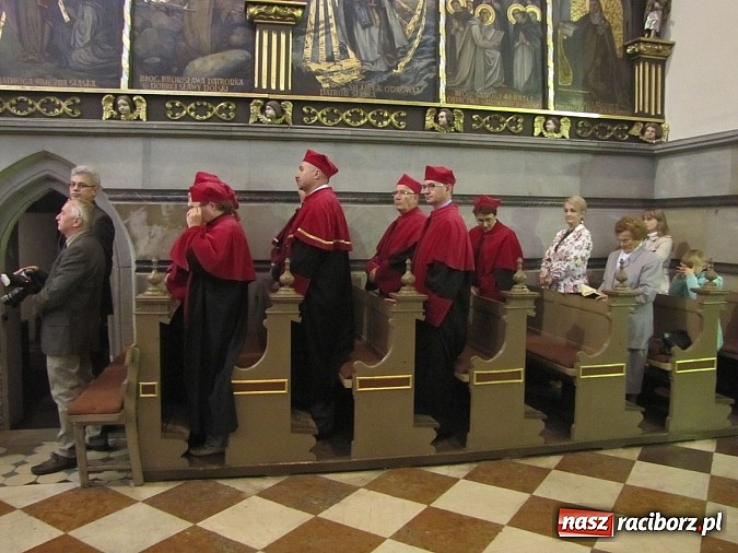 Zdjęcie w galerii na portalu naszraciborz.pl: Rektor w todze na sumie w farnym. Pierwsza taka Msza św. w historii PWSZ wiadomości z regionu