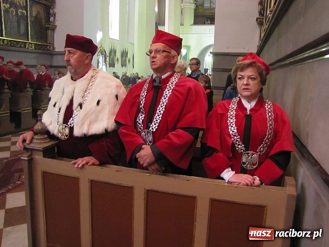 Zdjęcie w galerii na portalu naszraciborz.pl: Rektor w todze na sumie w farnym. Pierwsza taka Msza św. w historii PWSZ wiadomości z regionu
