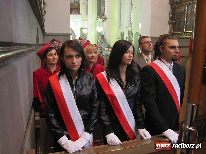 Zdjęcie w galerii na portalu naszraciborz.pl: Rektor w todze na sumie w farnym. Pierwsza taka Msza św. w historii PWSZ wiadomości z regionu