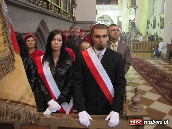 Zdjęcie w galerii na portalu naszraciborz.pl: Rektor w todze na sumie w farnym. Pierwsza taka Msza św. w historii PWSZ wiadomości z regionu