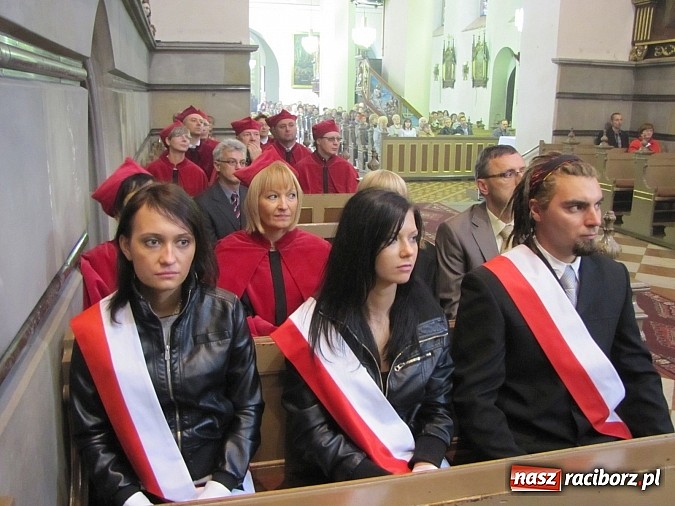 Zdjęcie w galerii na portalu naszraciborz.pl: Rektor w todze na sumie w farnym. Pierwsza taka Msza św. w historii PWSZ wiadomości z regionu