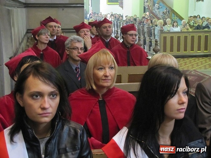 Zdjęcie w galerii na portalu naszraciborz.pl: Rektor w todze na sumie w farnym. Pierwsza taka Msza św. w historii PWSZ wiadomości z regionu