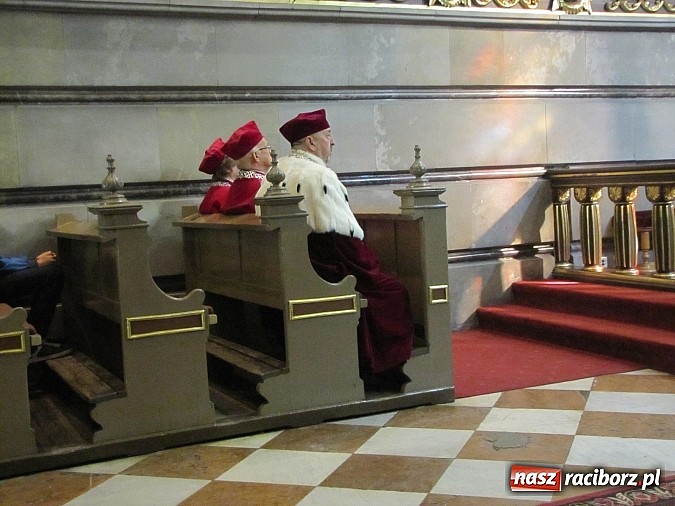 Zdjęcie w galerii na portalu naszraciborz.pl: Rektor w todze na sumie w farnym. Pierwsza taka Msza św. w historii PWSZ wiadomości z regionu