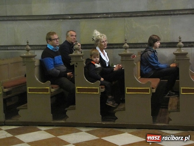 Zdjęcie w galerii na portalu naszraciborz.pl: Rektor w todze na sumie w farnym. Pierwsza taka Msza św. w historii PWSZ wiadomości z regionu