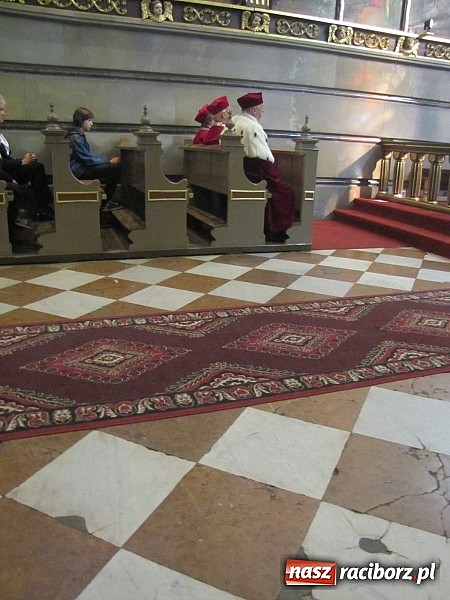 Zdjęcie w galerii na portalu naszraciborz.pl: Rektor w todze na sumie w farnym. Pierwsza taka Msza św. w historii PWSZ wiadomości z regionu