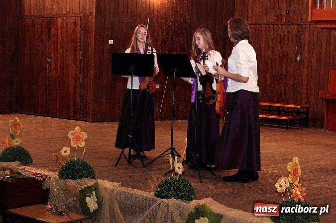 Zdjęcie w galerii na portalu naszraciborz.pl: Jeden raz w roku grają koncert dla nauczycieli wiadomości z regionu