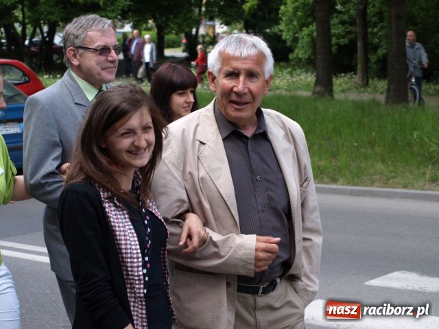 Zdjęcie w galerii na portalu naszraciborz.pl: Dwie beczki piwa od starosty wiadomości z regionu