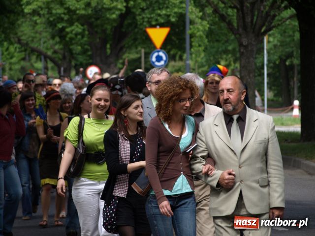 Zdjęcie w galerii na portalu naszraciborz.pl: Dwie beczki piwa od starosty wiadomości z regionu