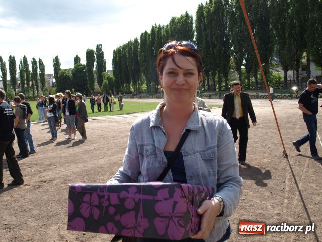 Zdjęcie w galerii na portalu naszraciborz.pl: Dwie beczki piwa od starosty wiadomości z regionu