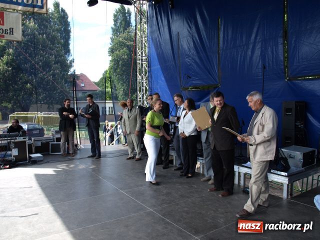 Zdjęcie w galerii na portalu naszraciborz.pl: Dwie beczki piwa od starosty wiadomości z regionu