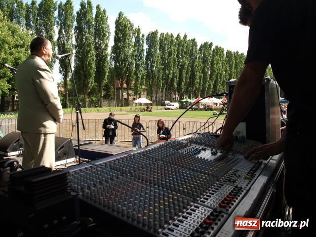 Zdjęcie w galerii na portalu naszraciborz.pl: Dwie beczki piwa od starosty wiadomości z regionu