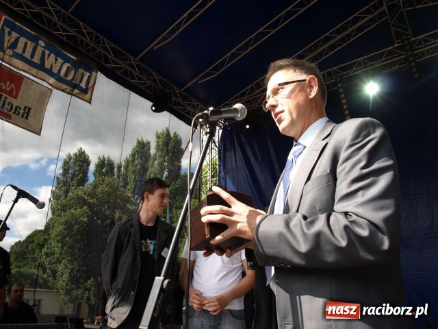 Zdjęcie w galerii na portalu naszraciborz.pl: Dwie beczki piwa od starosty wiadomości z regionu