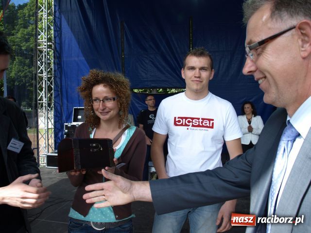 Zdjęcie w galerii na portalu naszraciborz.pl: Dwie beczki piwa od starosty wiadomości z regionu