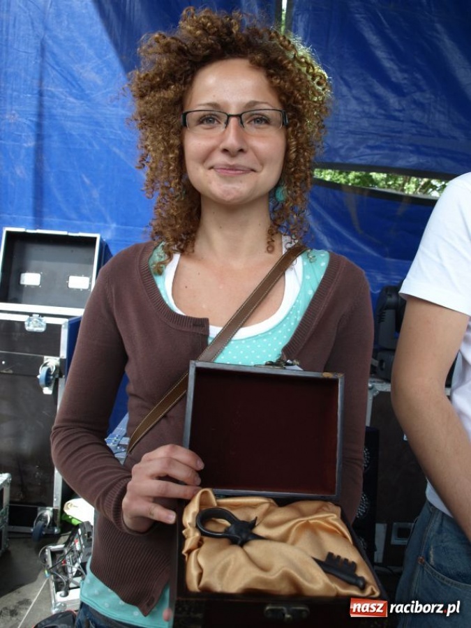 Zdjęcie w galerii na portalu naszraciborz.pl: Dwie beczki piwa od starosty wiadomości z regionu