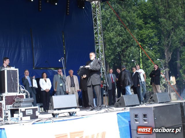 Zdjęcie w galerii na portalu naszraciborz.pl: Dwie beczki piwa od starosty wiadomości z regionu