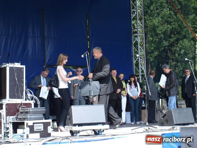 Zdjęcie w galerii na portalu naszraciborz.pl: Dwie beczki piwa od starosty wiadomości z regionu