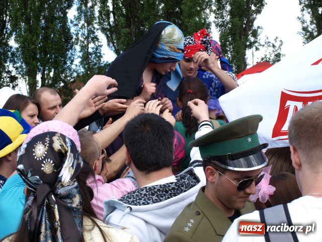 Zdjęcie w galerii na portalu naszraciborz.pl: Dwie beczki piwa od starosty wiadomości z regionu