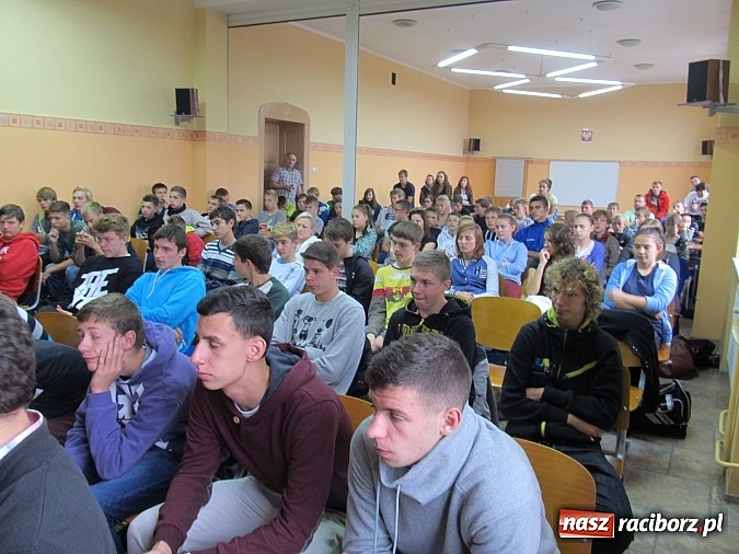 Zdjęcie w galerii na portalu naszraciborz.pl: Hubert Kostka z wizytą w ZSOMS Racibórz wiadomości z regionu