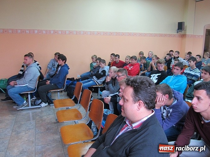 Zdjęcie w galerii na portalu naszraciborz.pl: Hubert Kostka z wizytą w ZSOMS Racibórz wiadomości z regionu