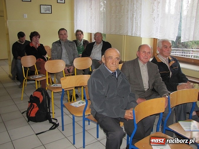 Zdjęcie w galerii na portalu naszraciborz.pl: Prezydenckie tournee 2013. W Brzeziu niska frekwencja i sroga krytyka wiadomości z regionu