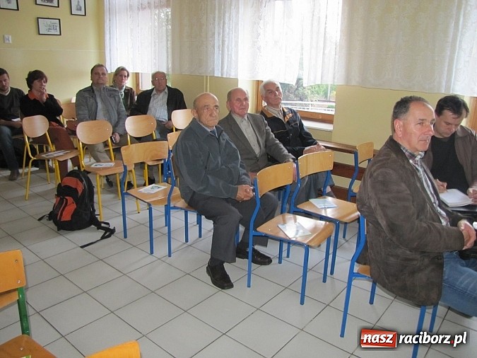 Zdjęcie w galerii na portalu naszraciborz.pl: Prezydenckie tournee 2013. W Brzeziu niska frekwencja i sroga krytyka wiadomości z regionu