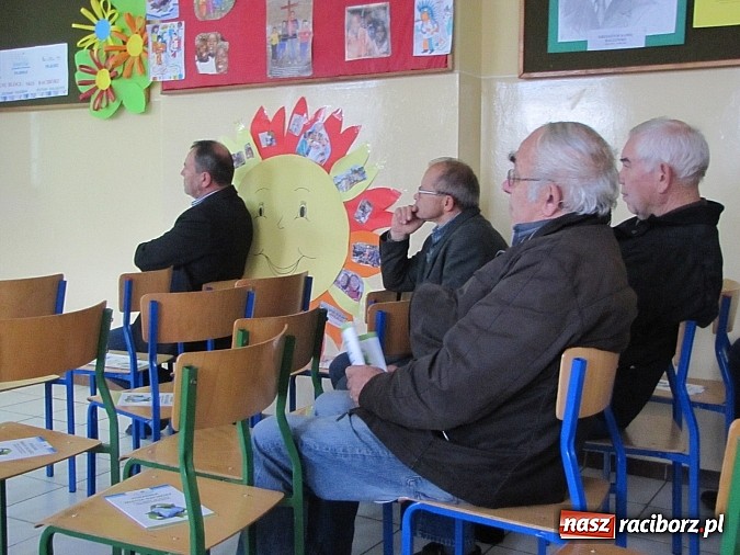 Zdjęcie w galerii na portalu naszraciborz.pl: Prezydenckie tournee 2013. W Brzeziu niska frekwencja i sroga krytyka wiadomości z regionu