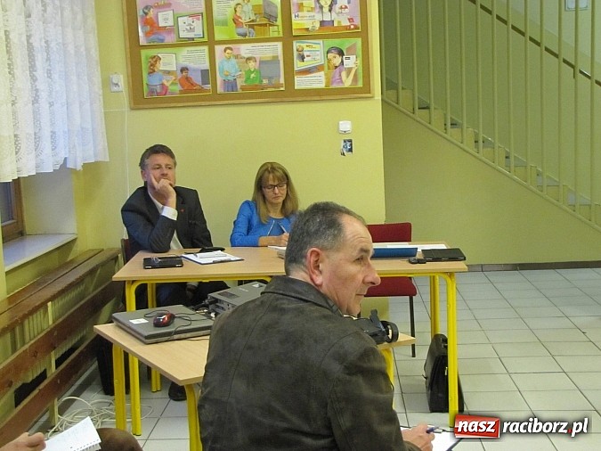 Zdjęcie w galerii na portalu naszraciborz.pl: Prezydenckie tournee 2013. W Brzeziu niska frekwencja i sroga krytyka wiadomości z regionu