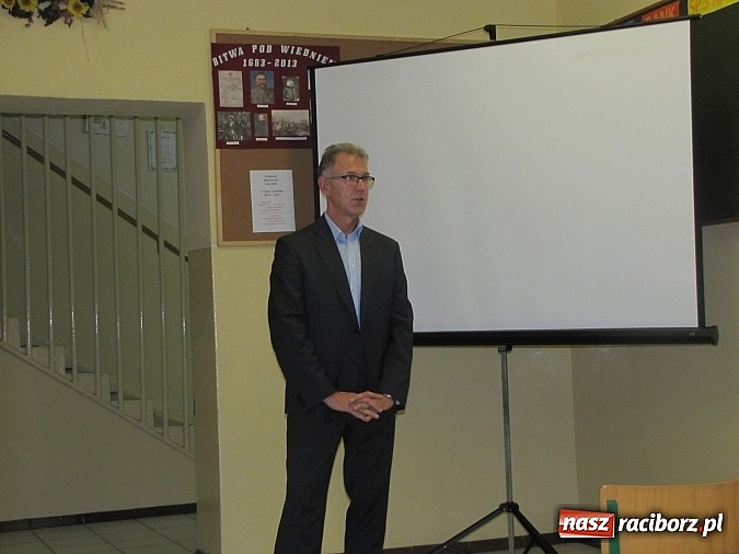 Zdjęcie w galerii na portalu naszraciborz.pl: Prezydenckie tournee 2013. W Brzeziu niska frekwencja i sroga krytyka wiadomości z regionu