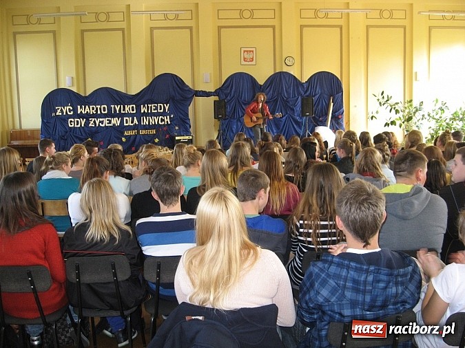 Zdjęcie w galerii na portalu naszraciborz.pl: Muzyka i profilaktyka w auli Ekonomika wiadomości z regionu