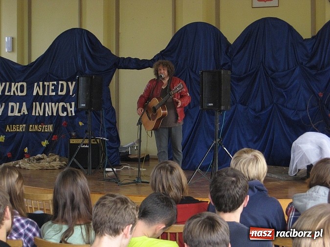 Zdjęcie w galerii na portalu naszraciborz.pl: Muzyka i profilaktyka w auli Ekonomika wiadomości z regionu