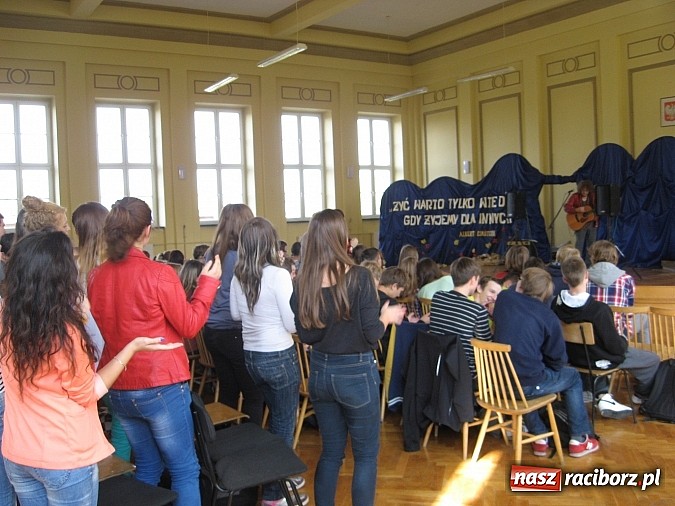 Zdjęcie w galerii na portalu naszraciborz.pl: Muzyka i profilaktyka w auli Ekonomika wiadomości z regionu