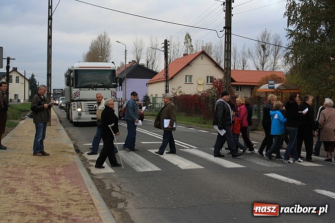 Zdjęcie w galerii na portalu naszraciborz.pl: Mieszkańcy Studziennej blokowali DK 45 na ul. Bogumińskiej wiadomości z regionu