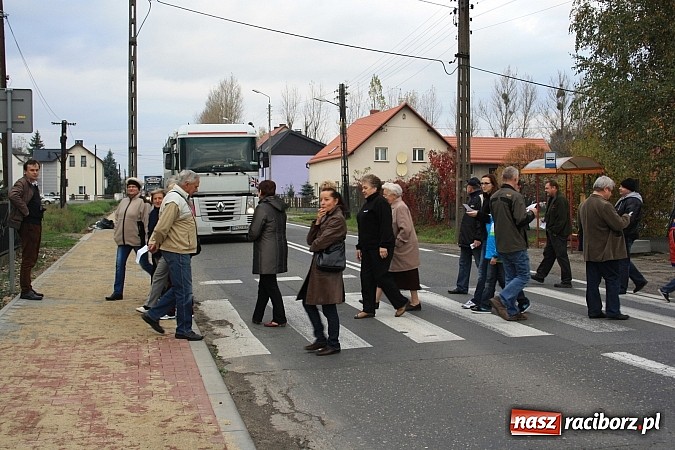 Zdjęcie w galerii na portalu naszraciborz.pl: Mieszkańcy Studziennej blokowali DK 45 na ul. Bogumińskiej wiadomości z regionu