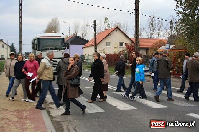 Zdjęcie w galerii na portalu naszraciborz.pl: Mieszkańcy Studziennej blokowali DK 45 na ul. Bogumińskiej wiadomości z regionu