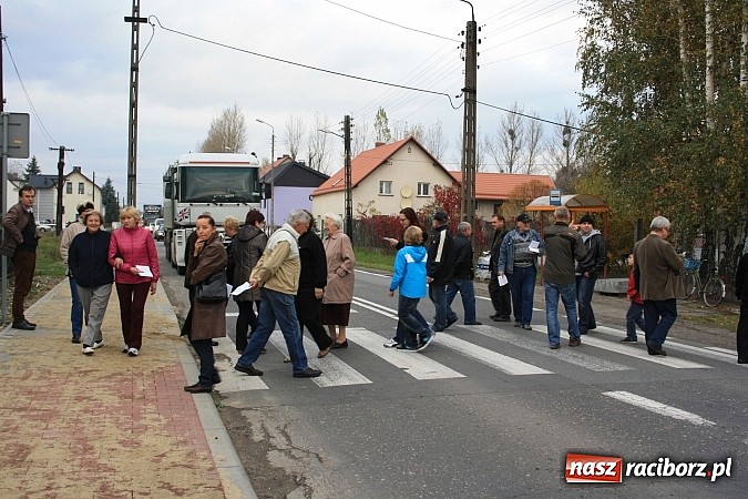 Zdjęcie w galerii na portalu naszraciborz.pl: Mieszkańcy Studziennej blokowali DK 45 na ul. Bogumińskiej wiadomości z regionu