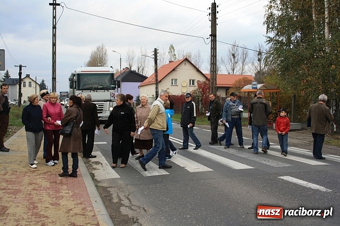 Zdjęcie w galerii na portalu naszraciborz.pl: Mieszkańcy Studziennej blokowali DK 45 na ul. Bogumińskiej wiadomości z regionu