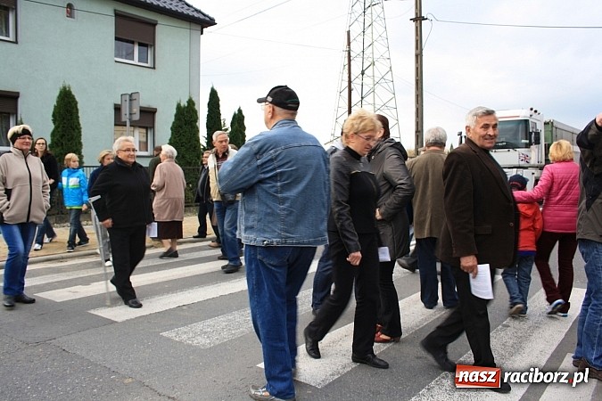 Zdjęcie w galerii na portalu naszraciborz.pl: Mieszkańcy Studziennej blokowali DK 45 na ul. Bogumińskiej wiadomości z regionu