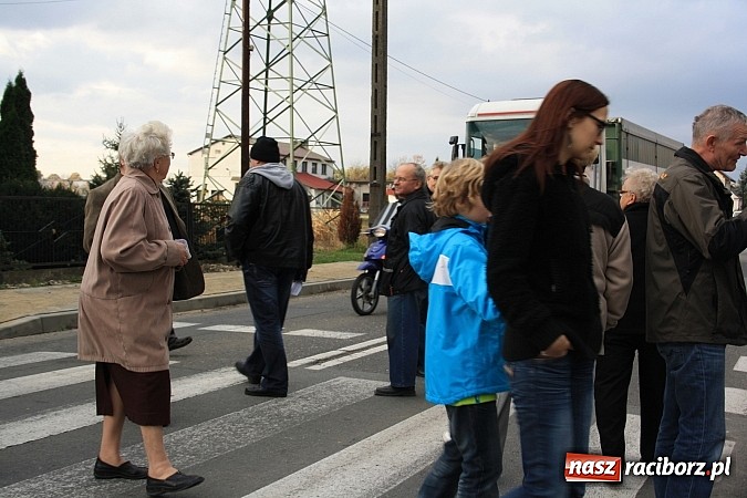 Zdjęcie w galerii na portalu naszraciborz.pl: Mieszkańcy Studziennej blokowali DK 45 na ul. Bogumińskiej wiadomości z regionu