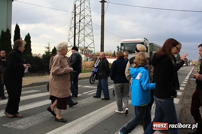 Zdjęcie w galerii na portalu naszraciborz.pl: Mieszkańcy Studziennej blokowali DK 45 na ul. Bogumińskiej wiadomości z regionu