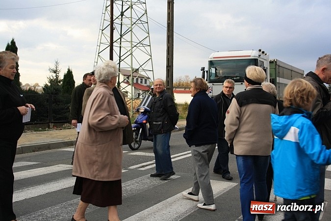 Zdjęcie w galerii na portalu naszraciborz.pl: Mieszkańcy Studziennej blokowali DK 45 na ul. Bogumińskiej wiadomości z regionu