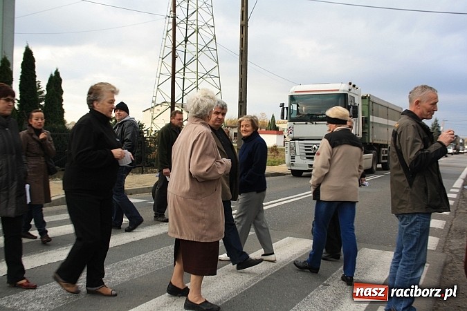 Zdjęcie w galerii na portalu naszraciborz.pl: Mieszkańcy Studziennej blokowali DK 45 na ul. Bogumińskiej wiadomości z regionu