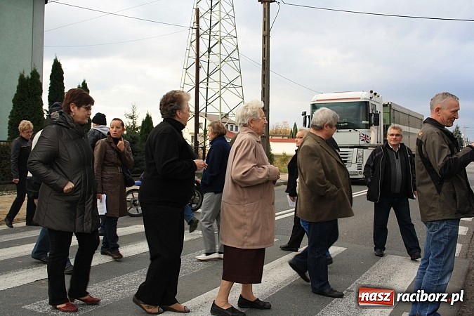 Zdjęcie w galerii na portalu naszraciborz.pl: Mieszkańcy Studziennej blokowali DK 45 na ul. Bogumińskiej wiadomości z regionu