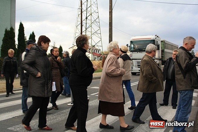 Zdjęcie w galerii na portalu naszraciborz.pl: Mieszkańcy Studziennej blokowali DK 45 na ul. Bogumińskiej wiadomości z regionu