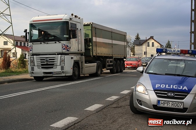Zdjęcie w galerii na portalu naszraciborz.pl: Mieszkańcy Studziennej blokowali DK 45 na ul. Bogumińskiej wiadomości z regionu