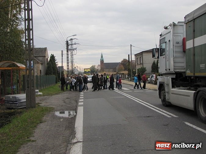 Zdjęcie w galerii na portalu naszraciborz.pl: Mieszkańcy Studziennej blokowali DK 45 na ul. Bogumińskiej wiadomości z regionu