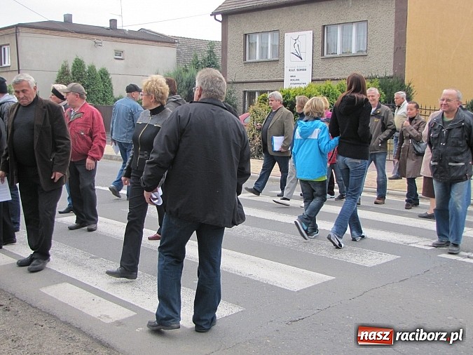Zdjęcie w galerii na portalu naszraciborz.pl: Mieszkańcy Studziennej blokowali DK 45 na ul. Bogumińskiej wiadomości z regionu