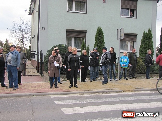 Zdjęcie w galerii na portalu naszraciborz.pl: Mieszkańcy Studziennej blokowali DK 45 na ul. Bogumińskiej wiadomości z regionu