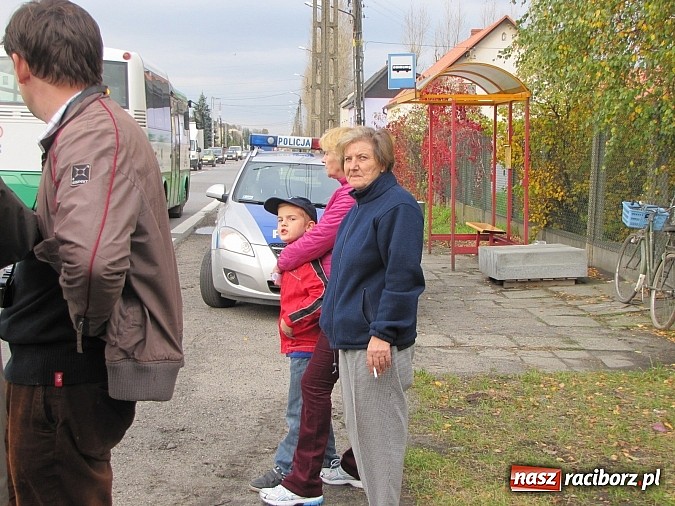 Zdjęcie w galerii na portalu naszraciborz.pl: Mieszkańcy Studziennej blokowali DK 45 na ul. Bogumińskiej wiadomości z regionu