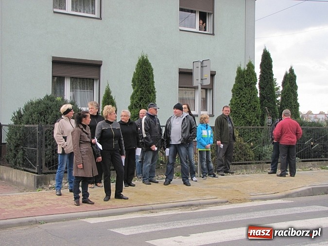 Zdjęcie w galerii na portalu naszraciborz.pl: Mieszkańcy Studziennej blokowali DK 45 na ul. Bogumińskiej wiadomości z regionu